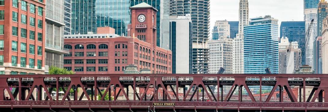 Brücke und Wolkenkratzer in Chicago